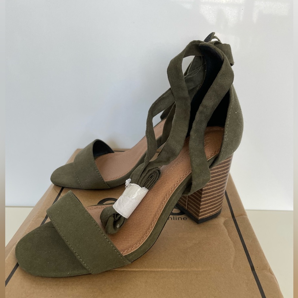 BNWT ASOS DESIGN Wide Fit Howling tie leg block heeled sandals khaki UK2.5/US4.5